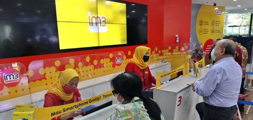 Karyawan melayani pelanggan di gerai Indosat Ooredoo, Jakarta, Rabu (16/9/2020). Bisnis - Eusebio Chrysnamurti