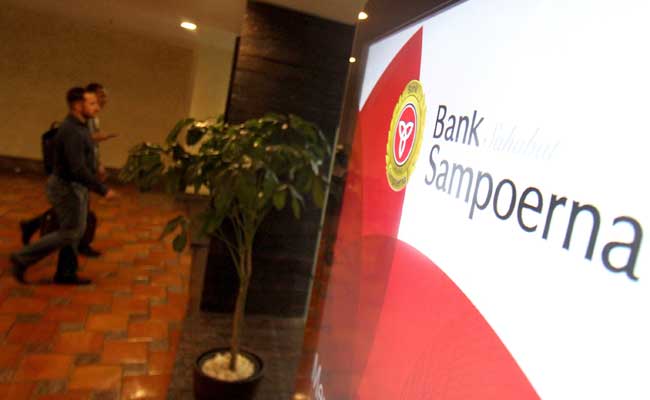Pengunjung melintas didekat logo Bank Sampoerna. - Bisnis/Arief Hermawan P