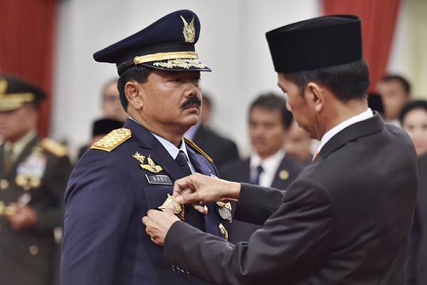 Presiden Joko Widodo (kanan) menyematkan tanda pangkat kepada Panglima TNI Marsekal TNI Hadi Tjahjanto saat upacara pelantikan di Istana Negara, Jakarta, Jumat (8/12). - ANTARA/Puspa Perwitasari
