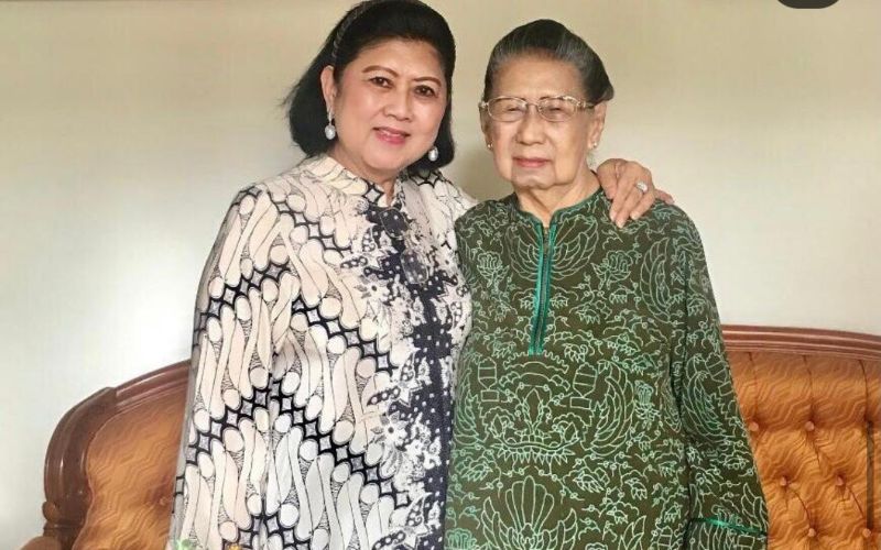 Ani Yudhoyo dan ibunda, Sunarti Srihadiyah / Instagram