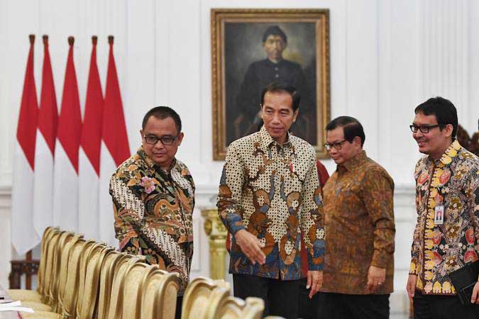 Presiden Joko Widodo (kedua kiri) didampingi Seskab Pramono Anung (kedua kanan) menerima pengurus Asosiasi Pengusaha Indonesia (Apindo) di Istana Merdeka Jakarta, Kamis (13/6/2019). - ANTARA/Wahyu Putro A