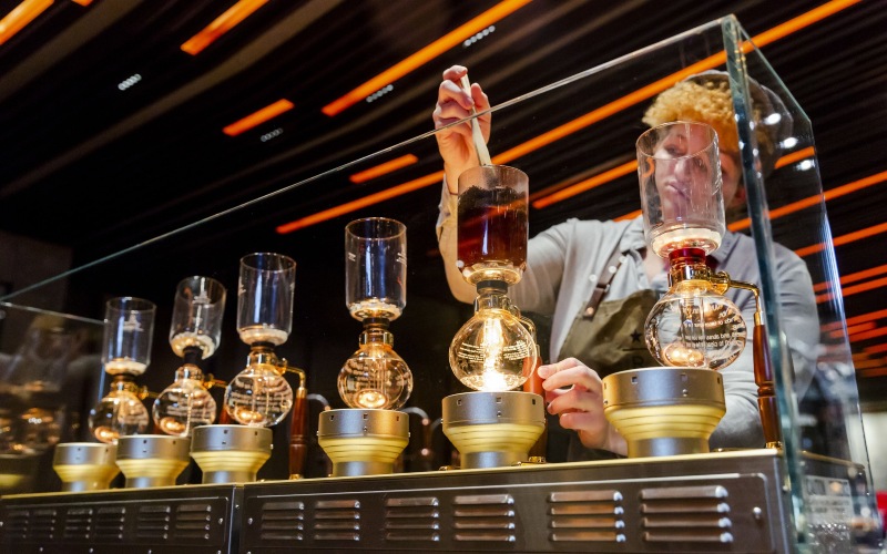 Seorang barista menyiapkan minuman kopi spesial di bar espresso Starbucks Corp. Reserve Roastery di New York, AS, Selasa (11/12/2018). Bloomberg - Mark Abramson