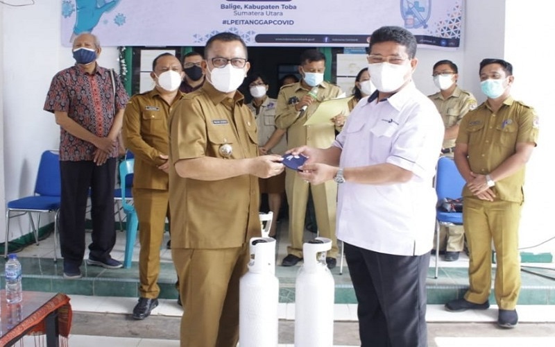 Direktur Pelaksana IV LPEI Henry Sihotang memberikan bantuan tabung oksigen untuk 19 puskesmas kecamatan secara simbolis kepada Bupati Toba Poltak Sitorus/ANTARA - HO/LPEI