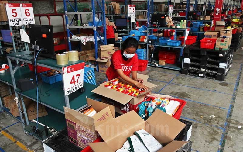 Aktivitas pekerja di Warehouse JD.ID Marunda, Bekasi, Jawa Barat, Jumat (11/12/2020). Bisnis - Eusebio Chrysnamurti