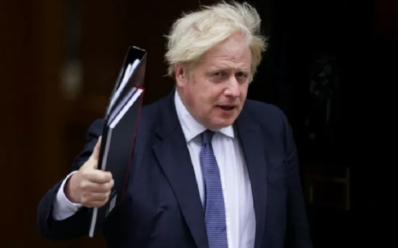 PM Inggris Boris Johnson berjalan di luar kediamannya di Downing Street, London, Inggris, Rabu (18/8/2021). - Antara