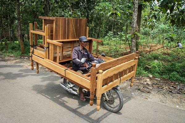 Perajin mebel mengantarkan mebel kayu menggunakan sepeda motor di kawasan Kalijambe, Sragen, Jawa Tengah, Senin (6/3). Kementerian Lingkungan Hidup dan Kehutanan (KLHK) berharap industri mebel atau kerajinan kayu dipermudah dalam kepengurusan sertifikat Forest Stewardship Council (FSC), meskipun telah ada sertifikat Sistem Verifikasi Legalitas Kayu (SVLK) untuk mempermudah ekspor produknya. - Antara