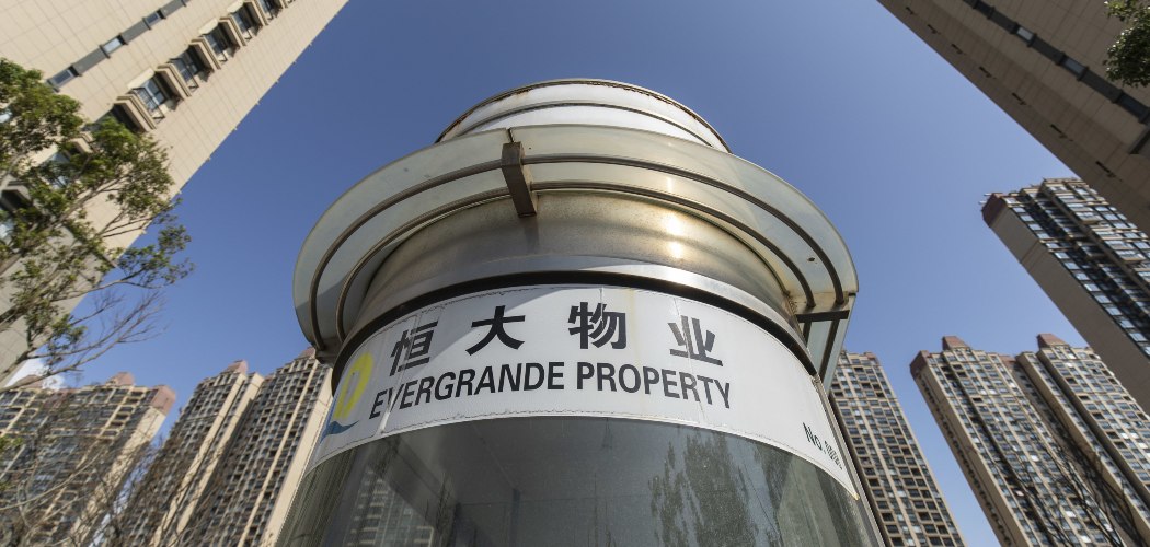 Papan penunjuk properti milik Evergrande di China.  - Bloomberg