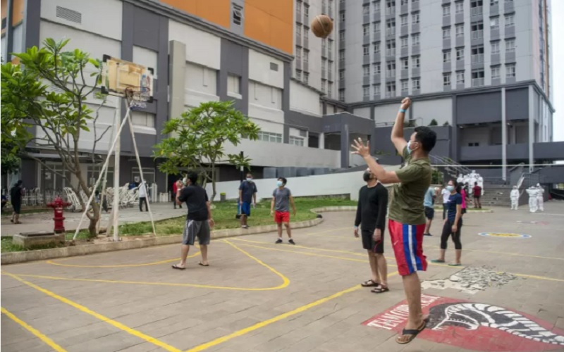 Sejumlah pasien yang terkonfirmasi positif Covid-19 bermain bola basket di Rumah Sakit Darurat Covid-19 (RSDC) Wisma Atlet, Kemayoran, Jakarta, Selasa (17/8/2021). - Antara\r\n\r\n