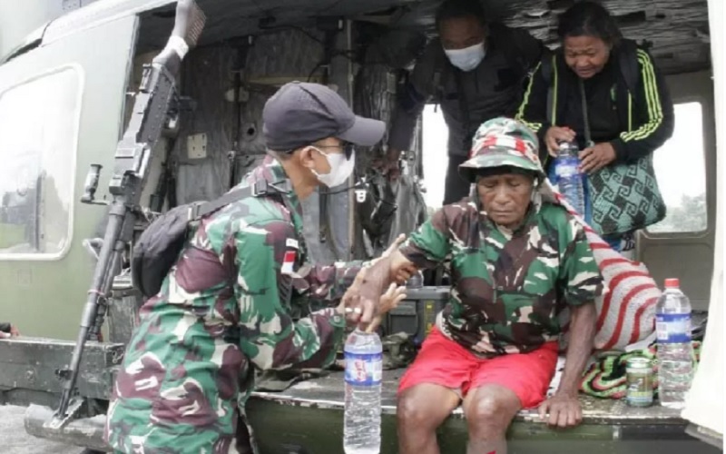 Warga dan guru dievakuasi dari Kiwirok menggunakan helikopter milik Penerbad, Papua, Rabu (22/9/2021). ANTARA/HO-Penerangan Korem 172/PWY. - Antara