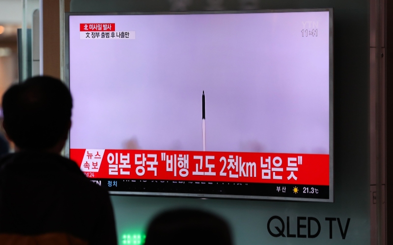 Warga Seoul menyaksikan tayangan televisi yang menunjukkan peluncuran rudal Korea Utara, di Seoul Station, Seoul, Korea Selatan, Minggu (14/5/2017). - Bloomberg/SeongJoon Cho