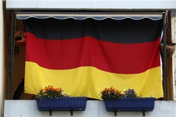 Ilustrasi: Bendera Jerman terpasang di sebuah rumah di Dortmund,  19 Juni  2012. - Reuters