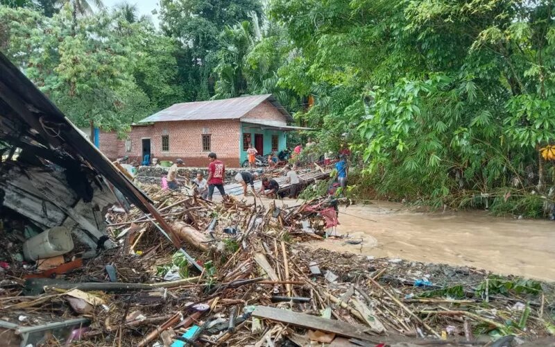 Banjir bandang landa delapan kelurahan di kota Lubuk Linggau Sumatra Selatan, Minggu (26/9/2021). - Antara