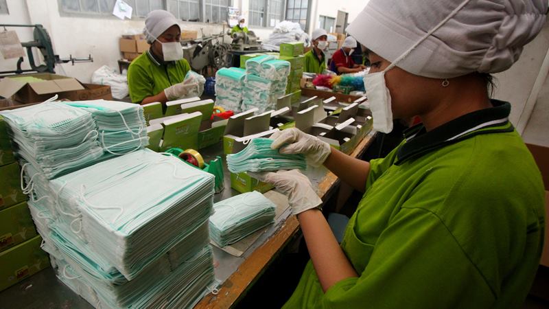 Pekerja mengemas masker di pabrik alat kesehatan PT Kasa Husada Wira Jawa Timur, Surabaya, Jawa Timur, Jumat (31/1/2020).  - ANTARA/Didik Suhartono