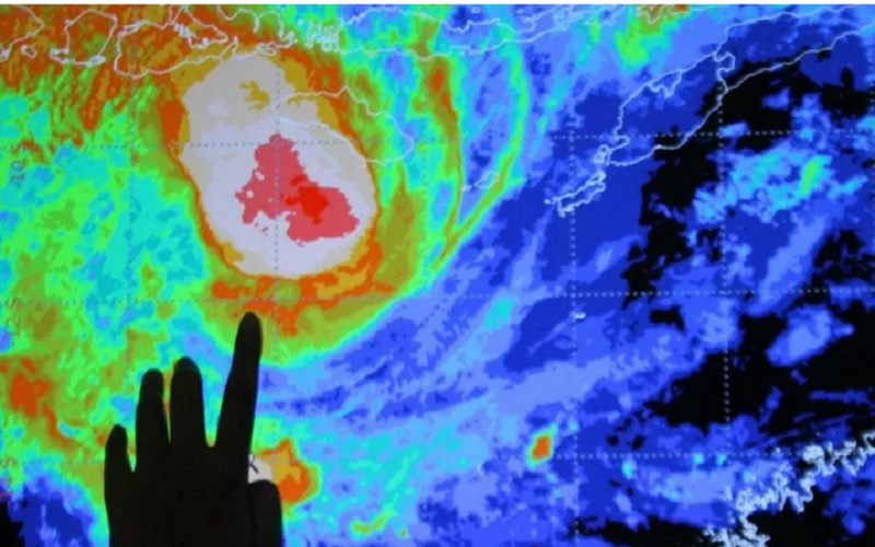 Petugas Badan Meteorologi Klimatologi Geofisika (BMKG) mengamati pergerakan Siklon Tropis Seroja melalui citra satelit Himawari di Stasiun Klimatologi BMKG Karangploso, Malang, Jawa Timur, Selasa (6/4/2021). - Antara
