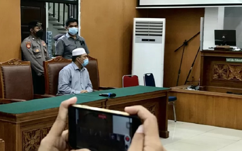 Tersangka kasus penistaan agama Yahya Waloni (duduk kiri) mendengar penetapan hakim terkait pencabutan permohonan praperadilannya di Pengadilan Negeri Jakarta Selatan, Jakarta, Senin (27/9/2021). - Antara