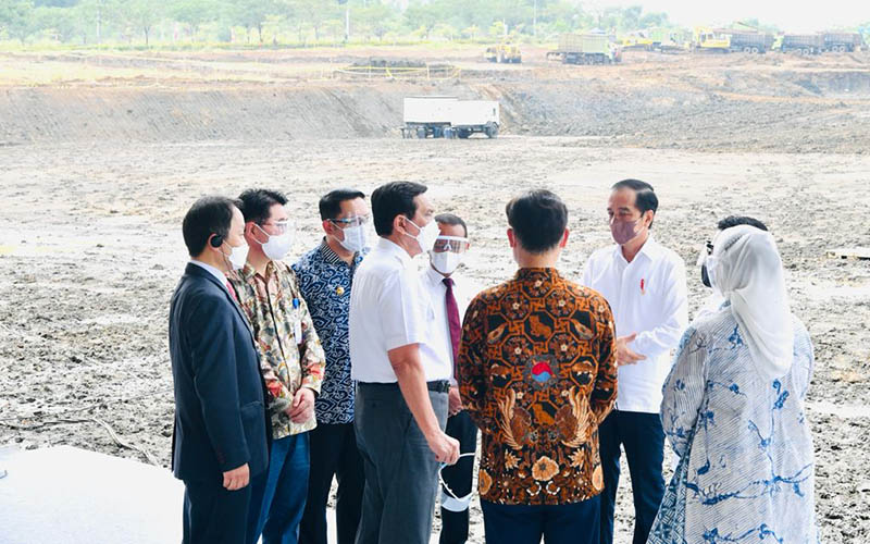 Presiden Joko Widodo menyaksikan ground breaking pabrik baterai mobil listrik hasil patungan LG dan Hyundai di Karawang, Jawa Barat.  - BPMI Setpres