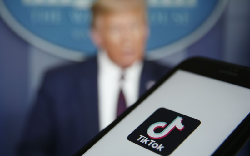 Logo TikTok ditampilkan di layar dalam video yang menampilkan Presiden AS Donald Trump di London, Inggris, Senin (3/8/2020). - Bloomberg