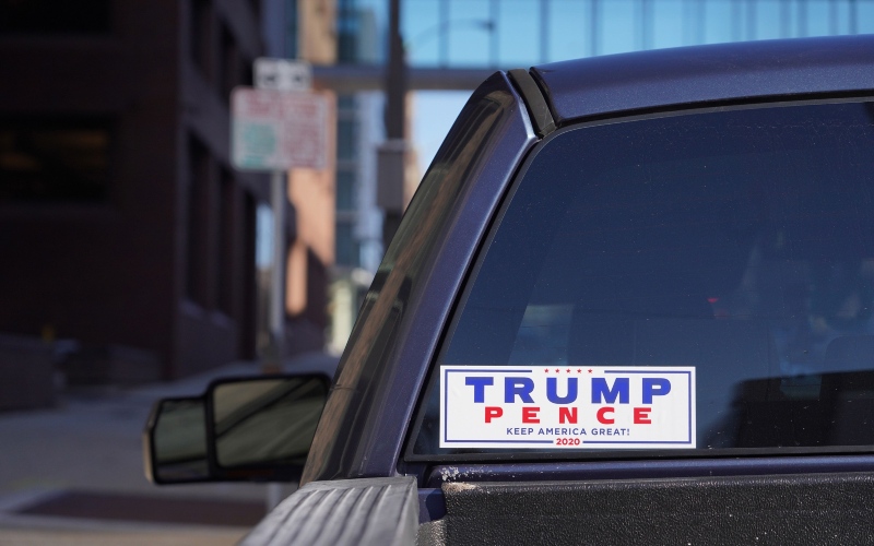 Stiker kampanye pasangan Donald Trump-Mike Pence untuk Pemilihan Presiden (Pilpres) AS 2020 ditempel di sebuah mobil di Milwaukee, Wisconsin, AS, Kamis (2/4/2020). - Bloomberg/Thomas Werner