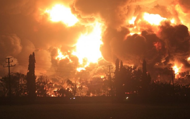 Api membumbung tinggi saat terjadi kebakaran di kompleks Pertamina RU VI Balongan, Indramayu, Jawa Barat, Senin (29/3/2021) dini hari. - Antara