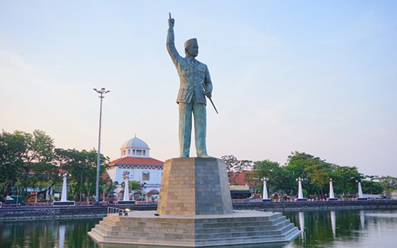 KAI Resmikan Patung Soekarno di Area Polder Stasiun Semarang Tawang