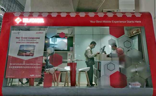 Karyawan melayani pelanggan di pusat layanan pelanggan Telkomsel di GraPARI Bandara Soekarno Hatta, Tangerang, Senin(27/1/2020). Bisnis - Himawan L Nugraha