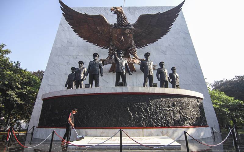Petugas membersihkan area Monumen Pancasila Sakti di Lubang Buaya, Jakarta Timur, Rabu (30/9/2020). Peringatan Hari Kesaktian Pancasila akan diselenggarakan pada tanggal 1 Oktober 2020 di lokasi tersebut. ANTARA FOTO - Asprilla Dwi Adha