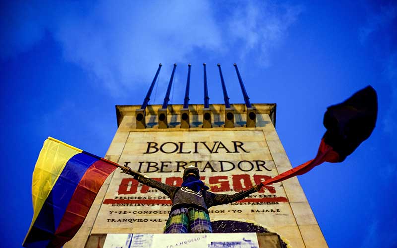 Warga menggelar aksi unjuk rasa anti-pemerintah di Bogota, Kolombia, Selasa (20/7/2021). Serikat pekerja telah mengorganisir unjuk rasa nasional pada Hari Kemerdekaan Kolombia, karena pemerintah kembali mengajukan RUU pajak baru kepada Kongres setelah pengajuan terakhir dibatalkan. Bloomberg - Carlos Bernate