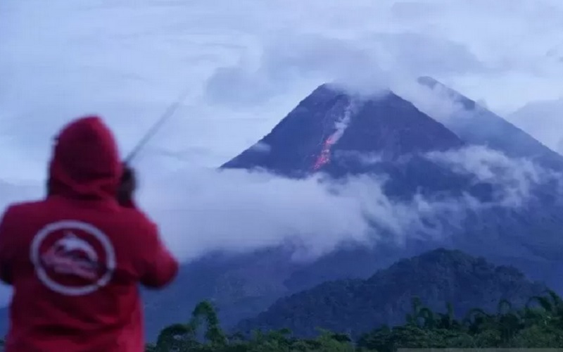 Petugas mengamati guguran lava pijar Gunung Merapi di Wonorejo, Hargobinangun, Pakem, Sleman, DI Yogyakarta, Senin (18/1/2021). - Antara