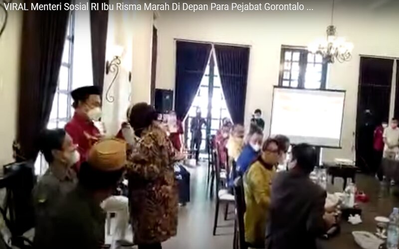 Tangkapan layar video yang menunjukkan Mensos Tri Rismaharini memarahi seorang pendamping PHK di Gorontalo. - Youtube
