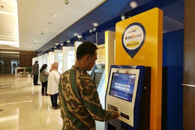 Nasabah melakukan transaksi top-up saldo e-money melalui mesin khusus e-money di salah satu cabang Bank Mandiri, di Jakarta, Senin (10/6/2019). - Bisnis/Nurul Hidayat