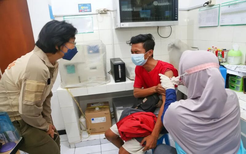 Sebanyak 846 warga terjaring operasi swab hunter dan vaksin hunter yang digelar Satgas Percepatan Penanganan Covid-19 bersama TNI dan Polri di 31 Kecamatan Kota Surabaya, Sabtu (2/10/2021) malam. - Antara/Humas Pemkot Surabaya.