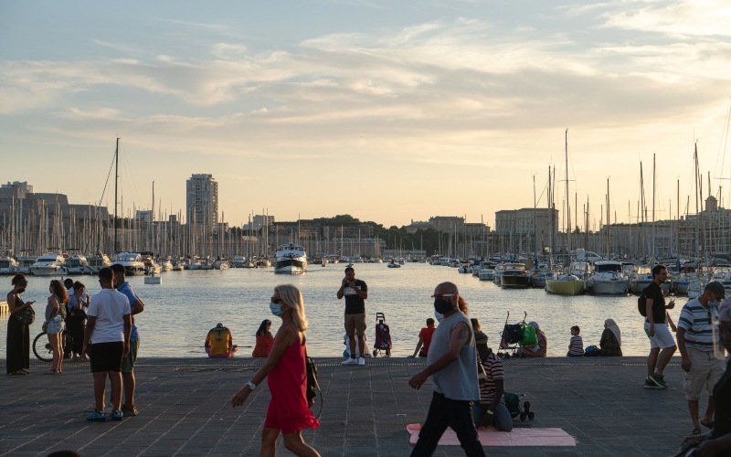 Pengunjung memadati kawasan Le Vieux Port di Marseille, Prancis pada Rabu (12/8/2020). - Bloomberg/Jeremy Suyker