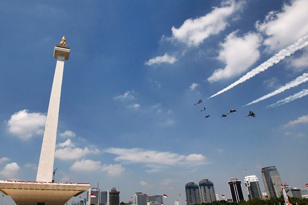 Atraksi pesawat tempur di kawasan Tugu Monas turut memeriahkan peringatan HUT ke-71 Kemerdekaan RI yang berlangsung di Istana Kepresidenan, Jakarta, Rabu (17/8/2016). - REUTERS/Iqro Rinaldi