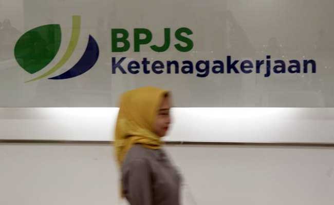 Karyawan melintas di dekat logo BPJS Ketenagakerjaan/BP Jamsostek di Jakarta. Bisnis - Himawan L Nugraha