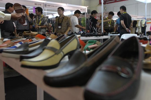Pengunjung memilih sepatu di pameran produk kulit. - JIBI
