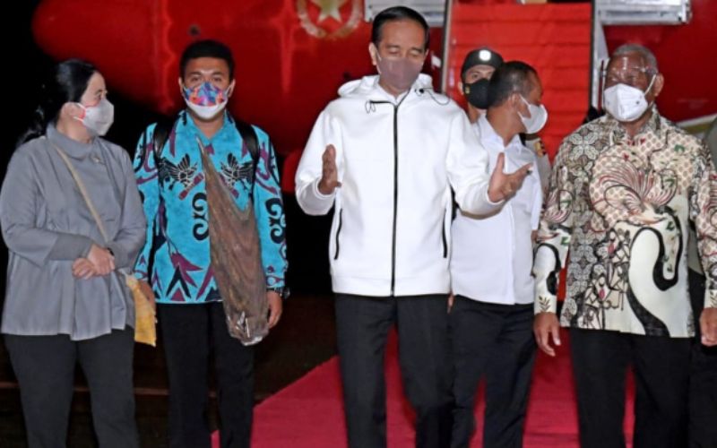 Presiden Joko Widodo tiba di Bandara Internasional Domine Eduard Osok, Kota Sorong, Papua Barat, Minggu (3/10/2021) - BPMI Setpres - Kris.