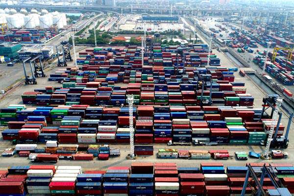 Suasana bongkar muat peti kemas di Jakarta International Container Terminal, Tanjung Priok, Jakarta, Selasa (8/1/2019). - Bisnis/Abdullah Azzam