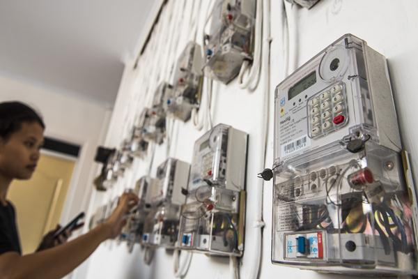 Warga melakukan isi ulang pulsa listrik di salah satu perumahan, Jakarta, Rabu (6/1/2016). PT PLN (Persero) berencana akan membebaskan biaya tambah daya listrik untuk pelanggan 450 dan 900 ke 1.300 Volt Ampere (VA) yang berlaku bagi pelanggan rumah tangga.  -  Antara/M Agung Rajasa