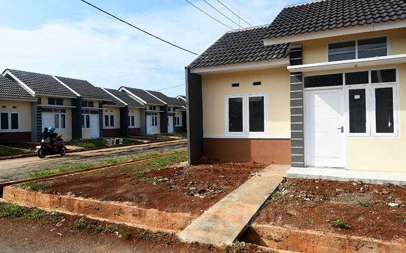 Warga melintas di proyek pembangunan rumah bersubsidi di Klapanunggal, Kabupaten Bogor, Rabu (27/5/2020). Bisnis - Abdurachman