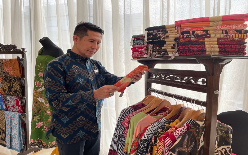 Seorang pengunjung mengamati batik yang dipajang di lobi hotel Grandhika Pemuda Semarang dalam rangkaian acara Batik Corner.  - Istimewa