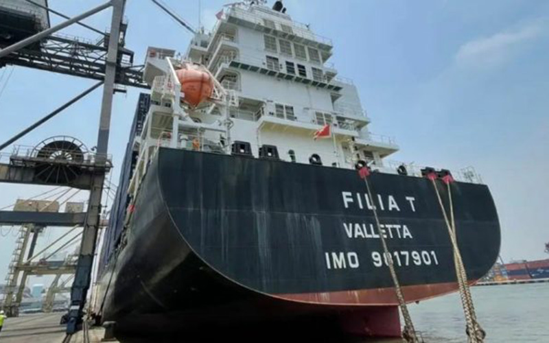 Kapal MV Filia T milik grup raksasa ritel Alibaba Group bersandar di Jakarta International Container Terminal (JICT).  - JICT