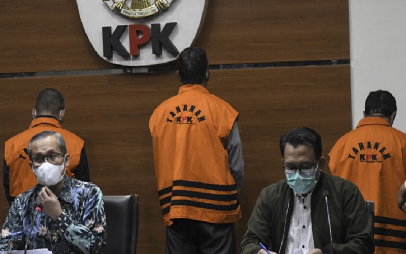 rnWakil Ketua KPK Alexander Marwata (tengah) memberikan keterangan pers tentang operasi tangkap tangan Bupati Probolinggo Puput Tantriana Sari (kanan) dan suaminya yang juga anggota DPR dan mantan Bupati Probolinggo Hasan Aminuddin di gedung KPK, Jakarta, Selasa (31/8/2021) dini hari. ANTARA FOTO - Hafidz Mubarak A.