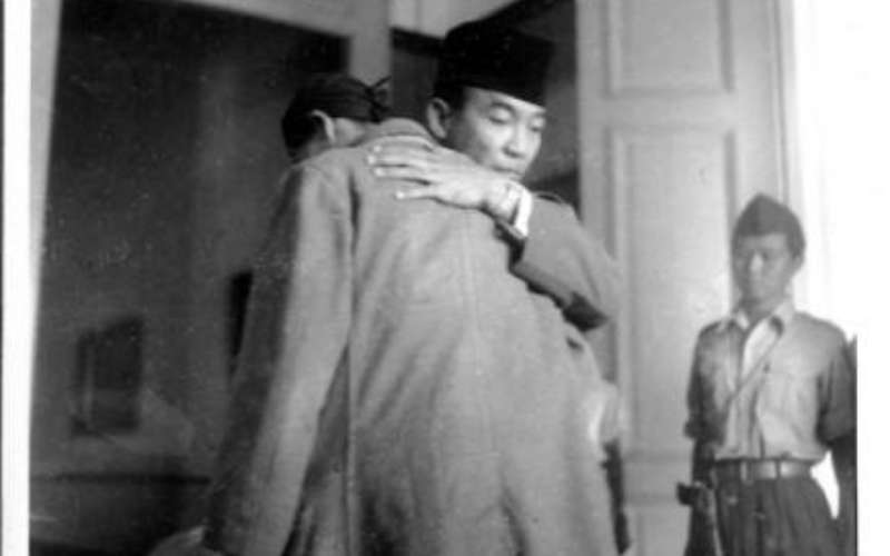 Jenderal Soedirman dan Presiden Soekarno sedang berpelukkan. - Arsip Nasional Republik Indonesia