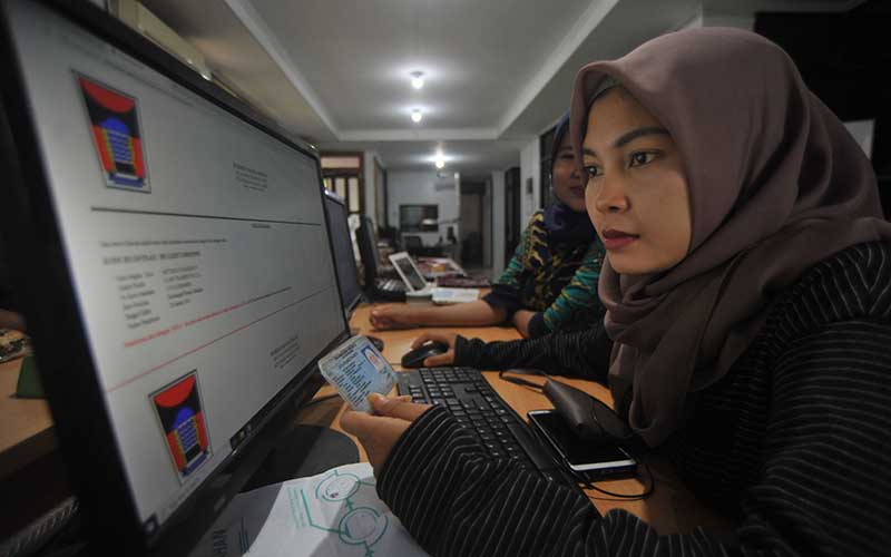 Seorang warga mengurus surat keterangan menikah menggunakan aplikasi e-kelurahan, di Padang, Sumatera Barat, Rabu (29/2/2020). ANTARA FOTO - Iggoy el Fitra