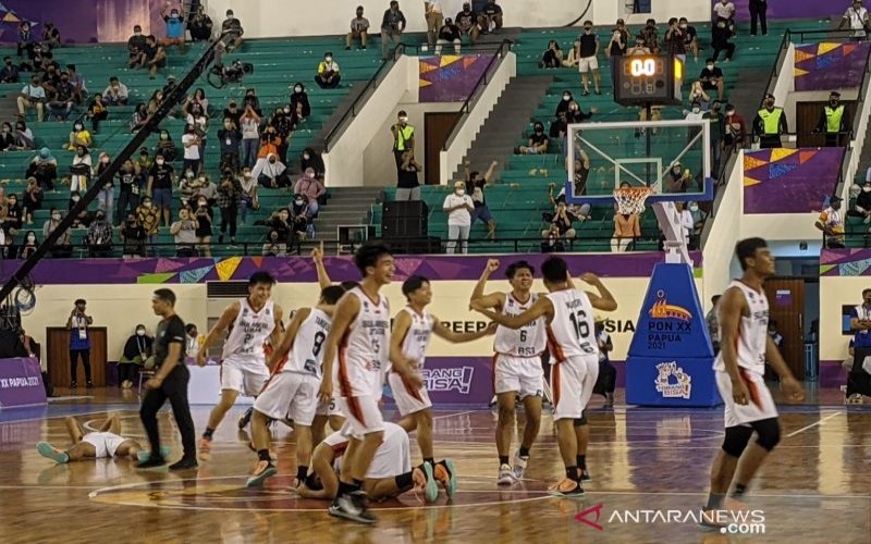 Tim bola basket putra Sulawesi Utara (Sulut) meluapkan kegembiraan setelah sukses melaju ke babak final PON XX Papua 2021 - Antara