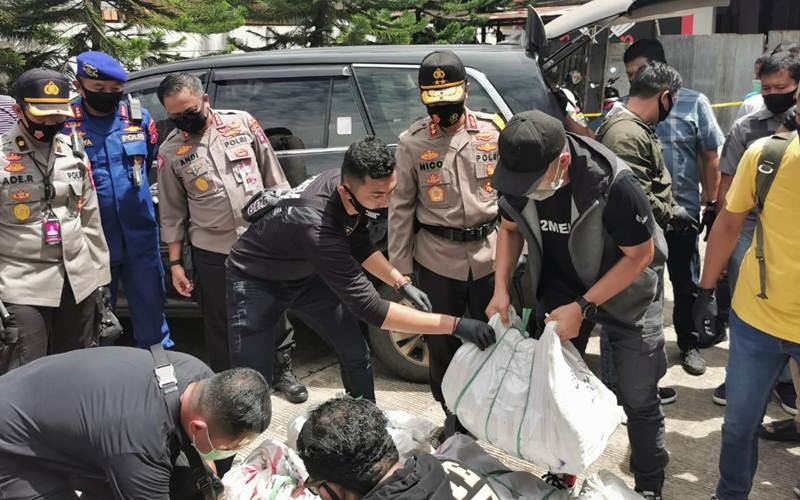 Petugas mengamankan sekitar 200 Kg narkoba jenis sabu yang dikirm dari Malaysia ke Kalsel. - Istimewa