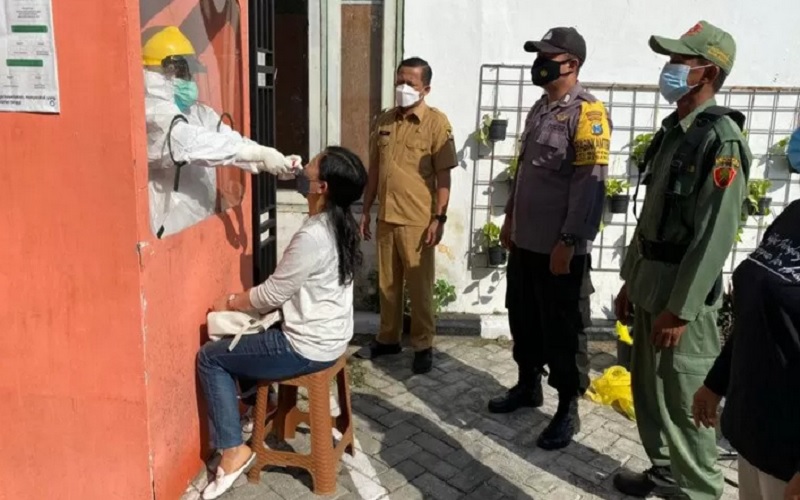 Tim medis melakukan pemeriksaan kesehatan pada pekerja migran Indonesia (PMI) asal Kota Kediri, Jawa Timur, yang diisolasi setelah pulang ke Tanah Air. - Antara\r\n