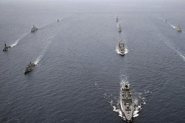Armada angkatan laut Australia. Australia menjadi sekutu penting Amerika Serikat di Pasifik, namun juga tengah mesra menjadi kerja sama ekonomi dengan China. - Reuters