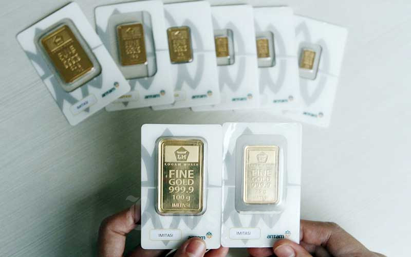 Karyawan menunjukan replika emas logam mulia di Butik Antam, Jakarta, Selasa (8/9/2020). Harga emas PT Aneka Tambang Tbk. pada hari perdagangan Selasa (8/9/2020) menurun dibandingkan dengan perdagangan hari sebelumnya. Bisnis - Himawan L Nugraha