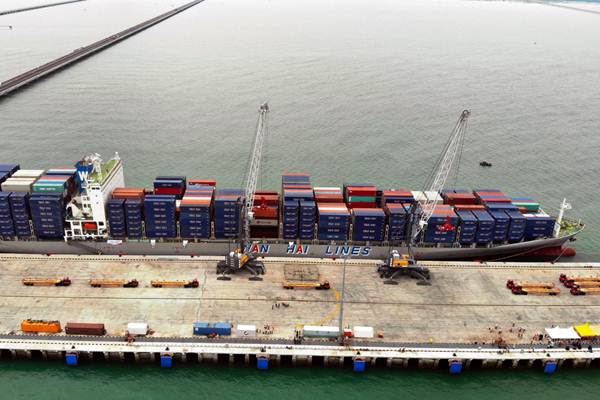 Suasana bongkar muat kapal kontainer di Terminal Multiguna Pelabuhan Kuala Tanjung, Kabupaten Batu Bara, Sumatra Utara, Kamis (27/12).  - Bisnis/Abdullah Azzam